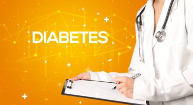 Doktor tıbbi kayıtları dolduruyor.