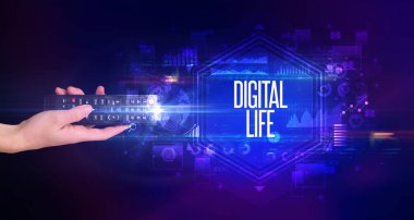 El ele tutuşan kablosuz çevre, siber güvenlik kavramı