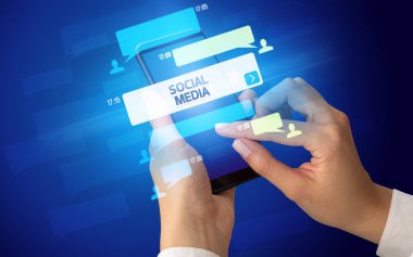 Sosyal medya kavramına sahip akıllı telefon kullanımı