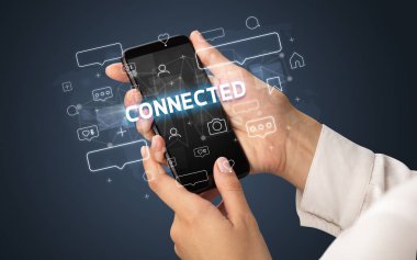 Sosyal medya kavramına sahip akıllı telefon kullanımı