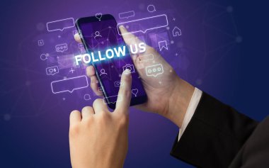 Sosyal medya kavramına sahip akıllı telefon kullanımı