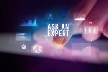 İş grafikleri ve simgeler konseptiyle tablete dokunmak