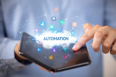 İş adamı katlanabilir bir akıllı telefon tutuyor, teknoloji konsepti