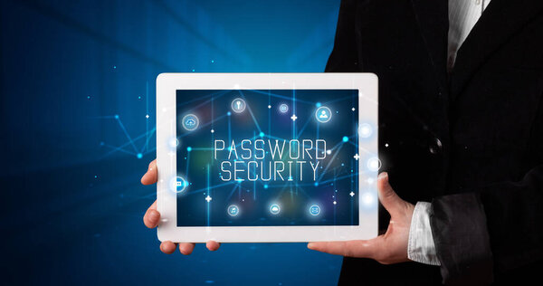 Человек держит планшет, концепция безопасности