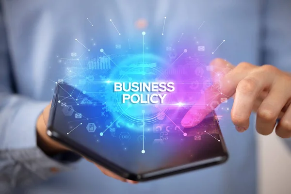 Uomo d'affari con uno smartphone pieghevole, nuovo concetto di business — Foto Stock