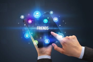 Katlanabilir akıllı telefonu olan bir iş adamı