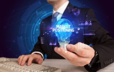 Elinde ampul tutan bir iş adamı, yeni iş konsepti