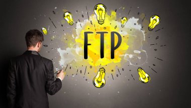 Adam renkli ampul çiziyor.