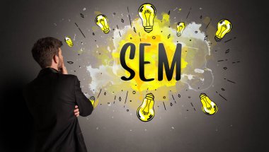 Adam renkli ampul çiziyor.