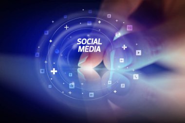 Sosyal medya simgeleri kavramlı parmak dokunuşu tableti