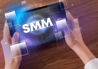 El tutuş tabletinin yakın plan görüntüsü