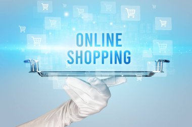Garson online alışveriş konsepti sunuyor.