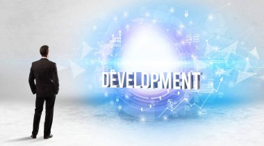 Yazıtın önünde duran bir iş adamının arka görünüşü