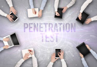 Bir dizüstü bilgisayarın önünde bir grup insan, güvenlik kavramı