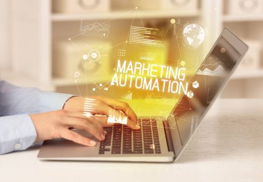 Bilgisayarda çalışan bir iş adamının yan görüntüsü