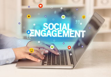 Dizüstü bilgisayar kullanan serbest bir kadın.