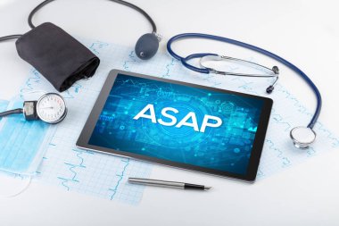 Tıbbi kısaltmalı bir tabletin yakın plan görüntüsü