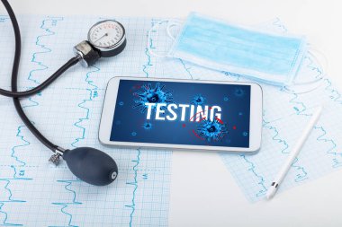 Beyaz yüzeyde tablet pc ve doktor araçları