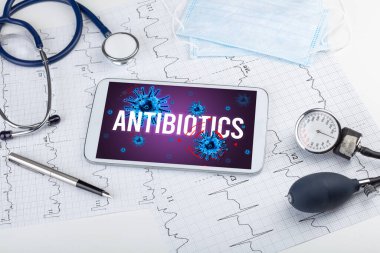 Beyaz yüzeyde tablet pc ve doktor araçları