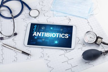 Tablet bilgisayar ve tıbbi malzemeler.