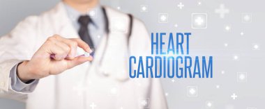 İlaç veren bir doktorun yakın çekimi.