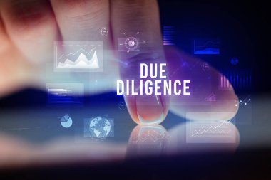 İş grafikleri ve simgeler konseptiyle tablete dokunmak