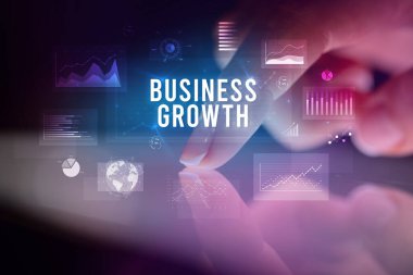 İş grafikleri ve simgeler konseptiyle tablete dokunmak