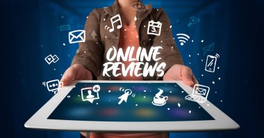 Tablet tutan kişi, sosyal ağ kavramı