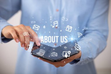 Katlanabilir akıllı telefonu olan bir iş adamı, sosyal medya kavramı