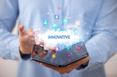 İş adamı katlanabilir bir akıllı telefon tutuyor, teknoloji konsepti