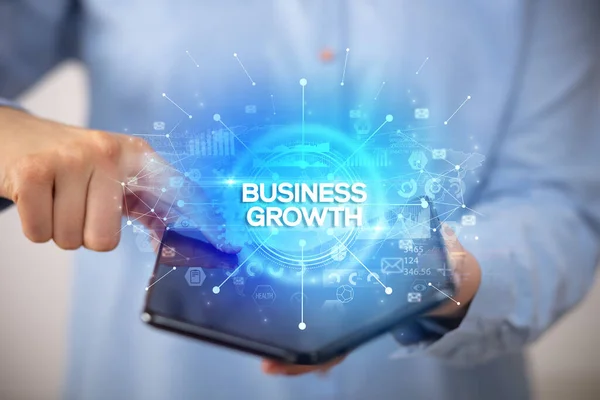 Uomo d'affari con uno smartphone pieghevole, nuovo concetto di business — Foto Stock