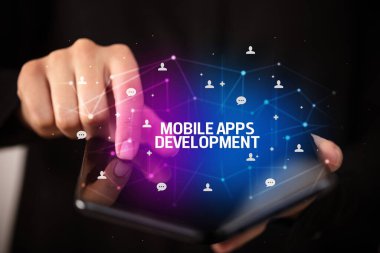 Katlanabilir akıllı telefonu olan bir iş adamı, yeni teknoloji konsepti