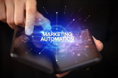 İş adamı katlanabilir bir akıllı telefon tutuyor, yeni iş konsepti