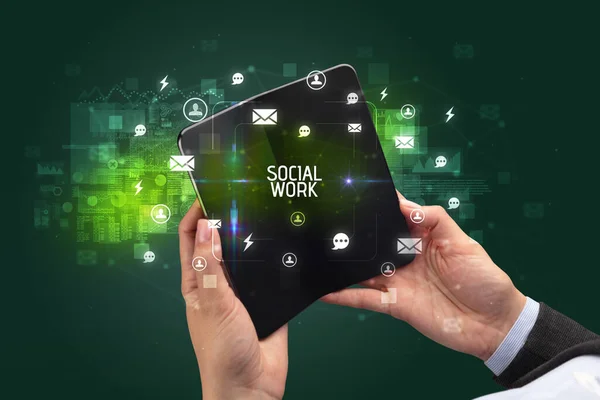 Üzletember kezében egy összecsukható okostelefon, szociális média koncepció — Stock Fotó