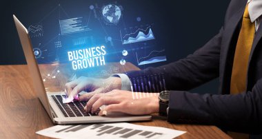 Dizüstü bilgisayar ve iş konsepti üzerinde çalışan iş adamı