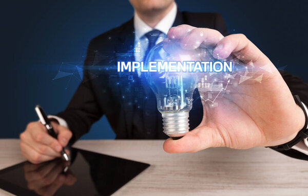 бизнесмен с лампочкой в руках