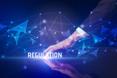 İş adamı dev ekrana dokunuyor