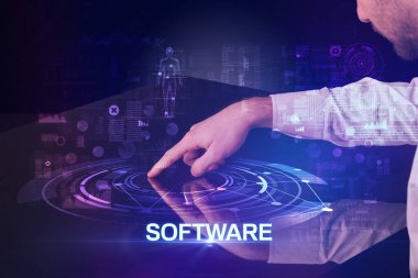 İş adamı büyük ekrana dokunuyor