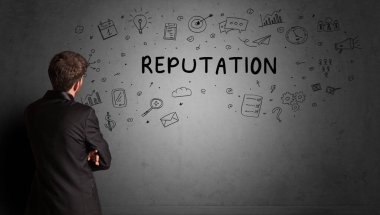 İş adamı yaratıcı bir fikir çiziyor.