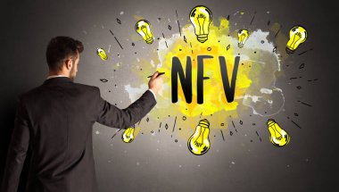 Adam renkli ampul çiziyor.