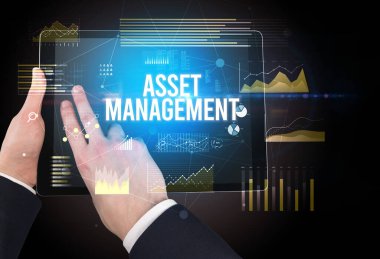 İşletme yazıtlı tableti tutan ellerin yakın çekimi