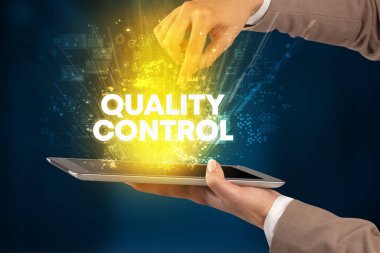 Yazılı dokunmatik ekranın yakın plan görüntüsü