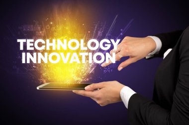 Yazılı dokunmatik ekranın yakın plan görüntüsü