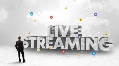 Sosyal medyanın önünde duran genç işadamı