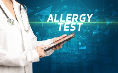 Doktor panoya notlar yazıyor, tıbbi teşhis konsepti.