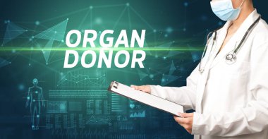 Doktor panoya notlar yazıyor, tıbbi teşhis konsepti.