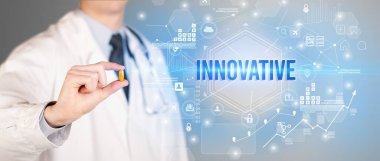 Doktor ilaç veriyor.