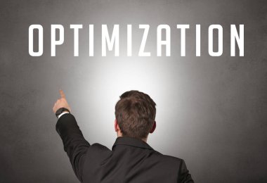 Üzerinde yazı olan bir iş adamının arka görünüşü