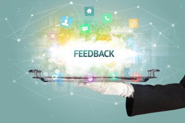 Sosyal ağlara hizmet eden garson