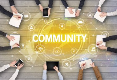 Bir grup insan toplantı yapıyor.